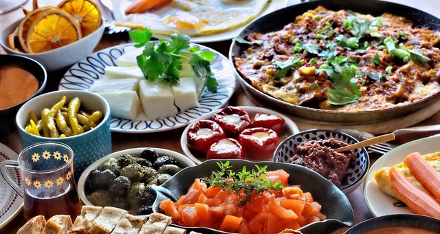 Le Bien-Être Commence Dans Notre Assiette : Les Bienfaits de la Cuisine Méditerranéenne Le Bien-Être Commence Dans Notre Assiette : Les Bienfaits de la Cuisine Méditerranéenne